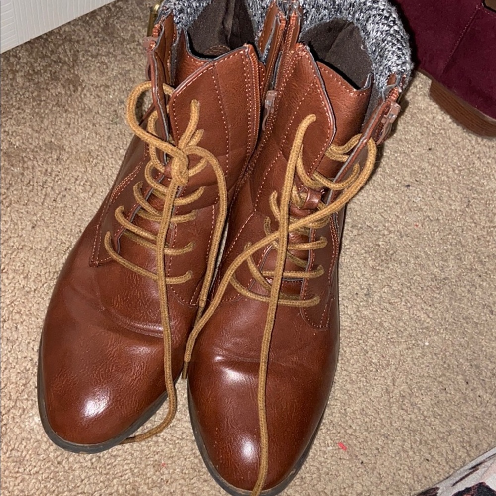 Short heeled lace up boots